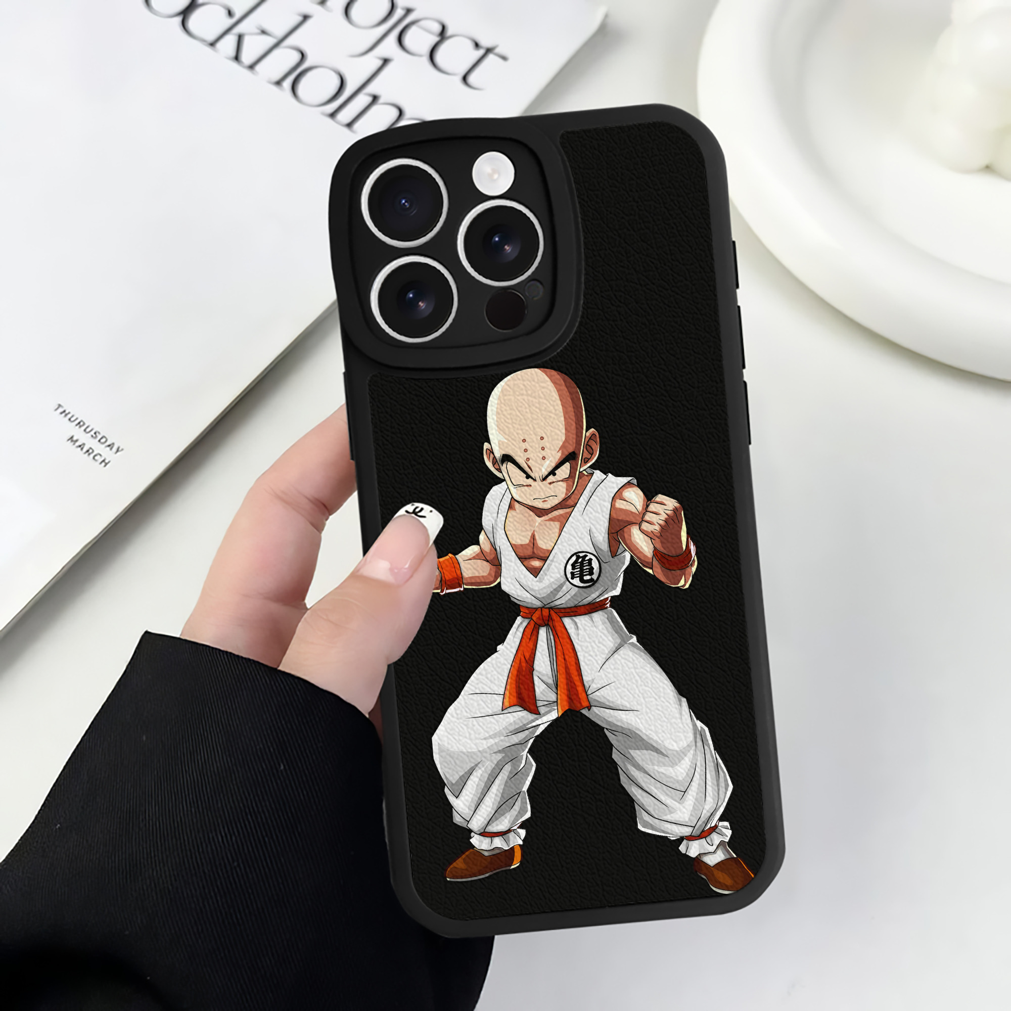 （画像用） ドラゴンボール クリリン DRAGON BALL krillin 【iPhone 16シリーズ対応】シリコンスマホケース（レザー調） 材質：シリコン